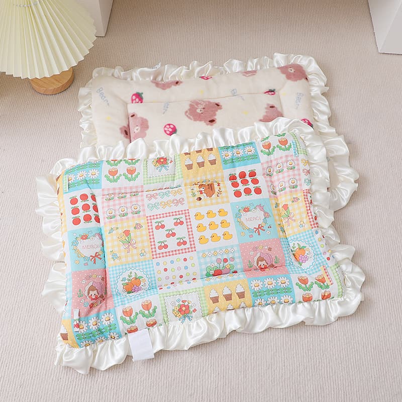 Garden plaid cozy plush pet sleeping mat with ruffled edge