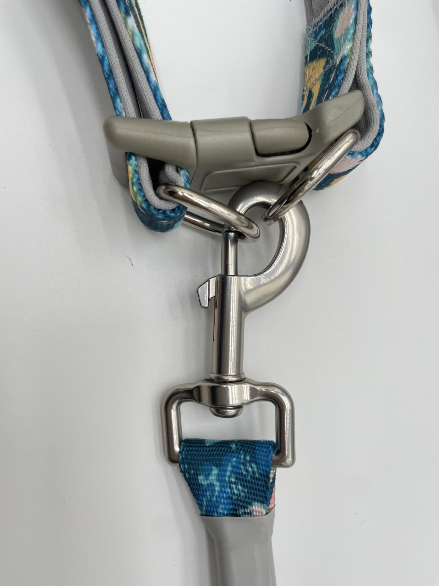 Metal swivel clip on a printed bungee dog leash