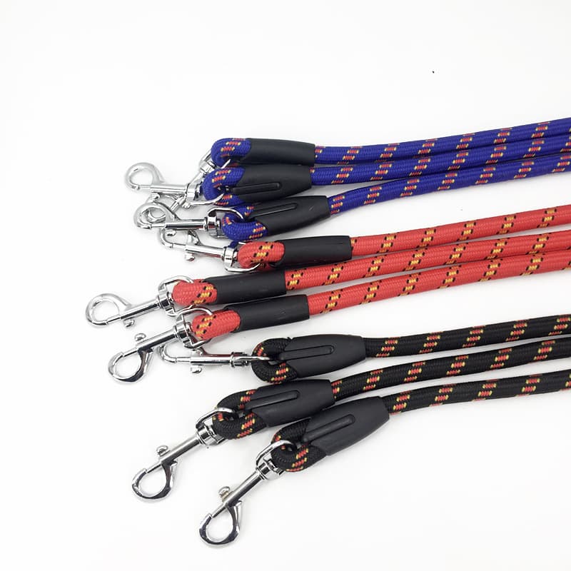 Metal clip connection details on triple dog coupler leashes